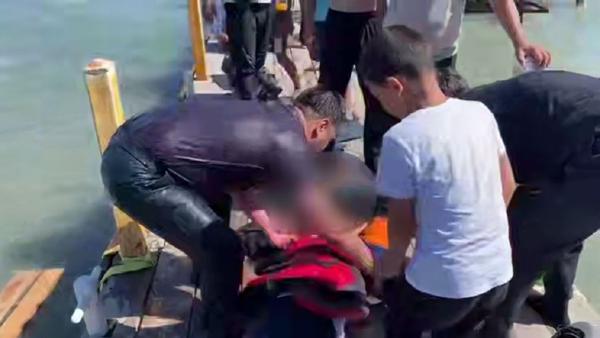 Женщина упала в море при посадке на катер в Актау