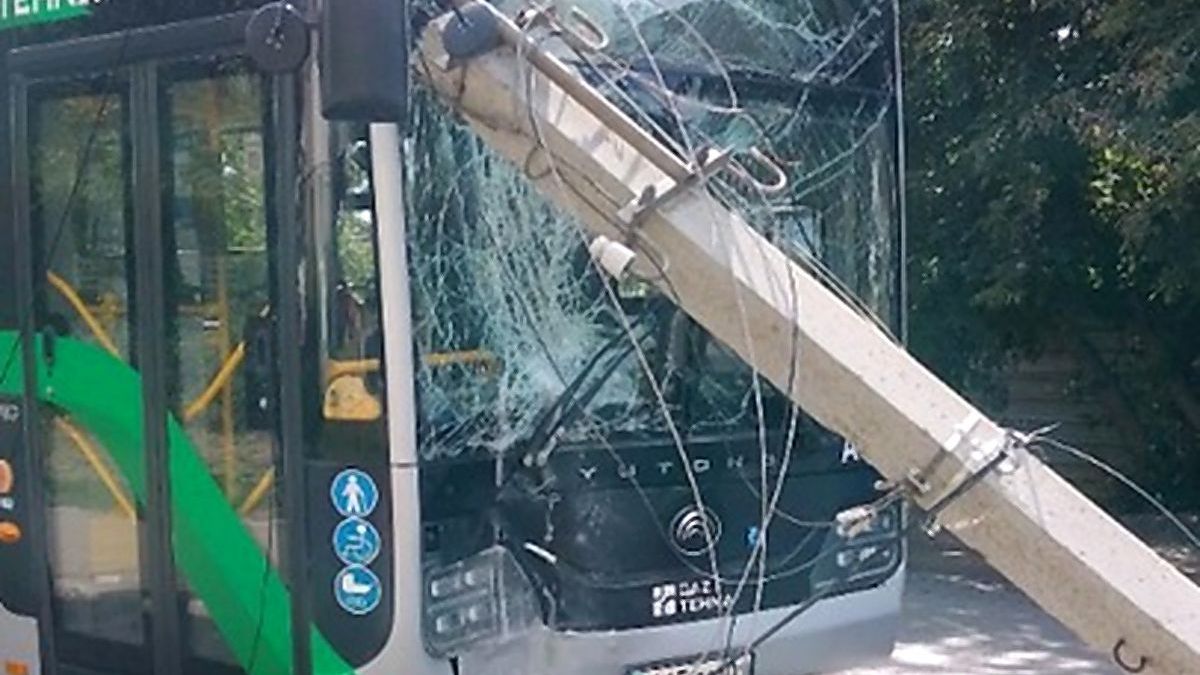 Автобус снес опору освещения в Астане