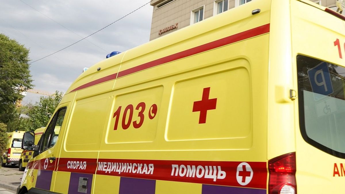 Прохожий представился братом избитого мужчины и уехал с ним на "скорой" в больницу в Атырау